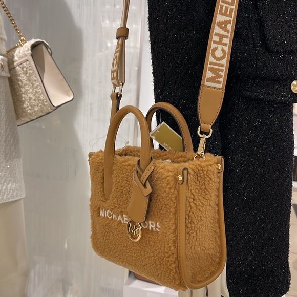 Michael Kors Mirella Extra-Small Sherpa XS SHOPPER XBODY
SHEARLING Crossbody TZ - Picture 7 of 16